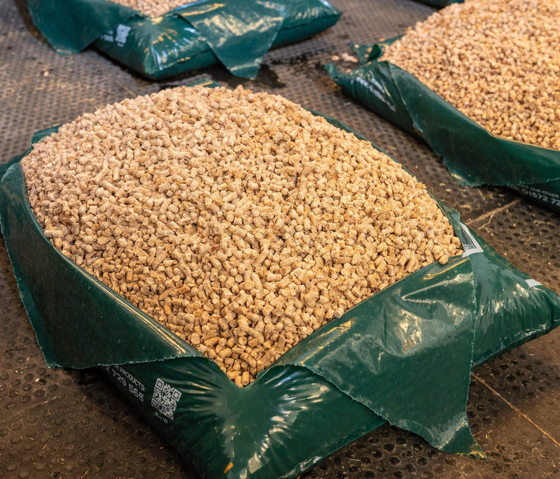 Load image into Gallery viewer, Silva Crumbs Bedding 18kg - Ashurst Equestrian &amp; Country
